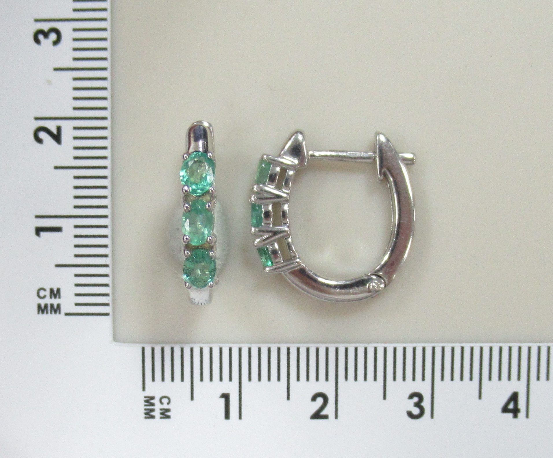 Серебряные серьги с изумрудами